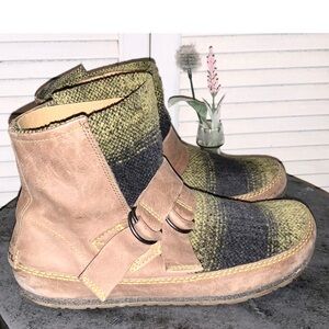 Sorel Yaquina Blanket Booties II Boots leather yellow and gray plaid design 10.5